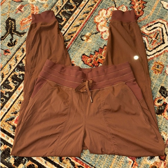 Lululemon Dance Studio Mid-Ride Jogger - Size 6 - Picture 3 of 6